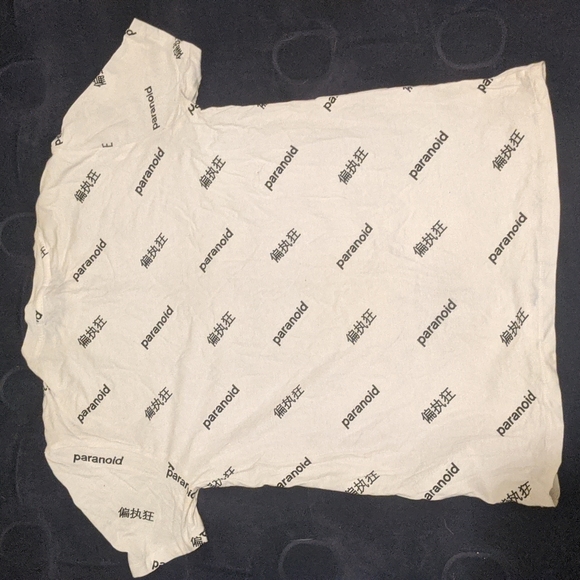 White "paranoid" shirt sleeve shirt with foreign lettering in black. - Picture 2 of 6